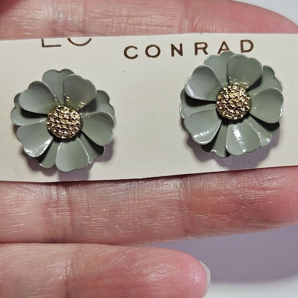 Lauren Conrad Gray And Gold Tone Flower Earrings